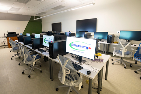 A new computer lab in Integrated Science Center 4 (Photo by Tim Sofranko)